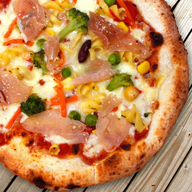 パスタサラダと生ハムのピッツァ